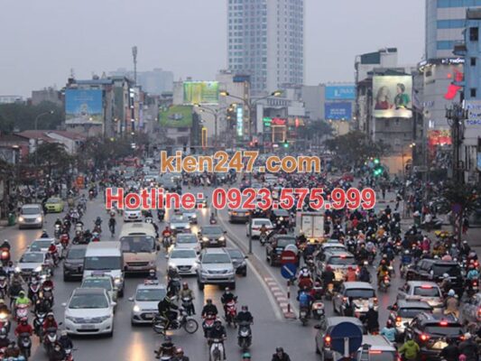 Mật độ dân cư đông đúc là nguyên nhân khiến nhu cầu thông tắc cống tăng cao ở phố Tây Sơn