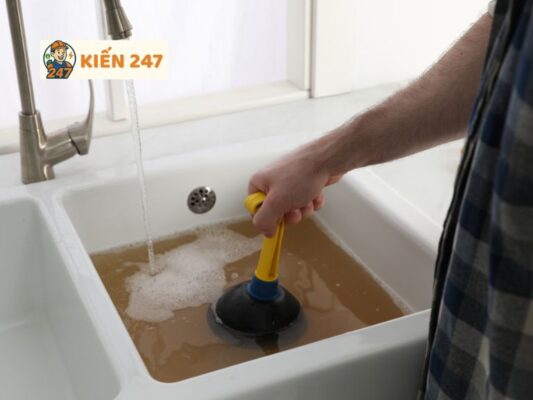 Sử dụng pittong để làm hết tắc chậu rửa