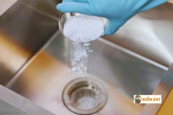 Thông bồn rửa bát bằng bột thông tắc