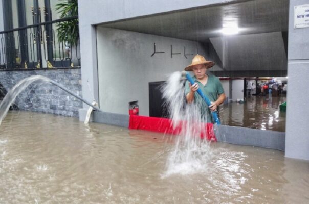 Thực trạng tắc nghẹt cống tại Xuân La