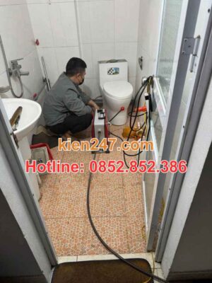 Thợ của kiến 247 xử lý tắc bồn cầu tại Ba Đình