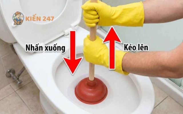 cách dùng pittong thông bồn cầu xả yếu