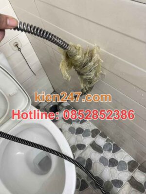 Vứt rác thải xuống cống là nguyên nhân gây tắc cống tại Phù Cừ